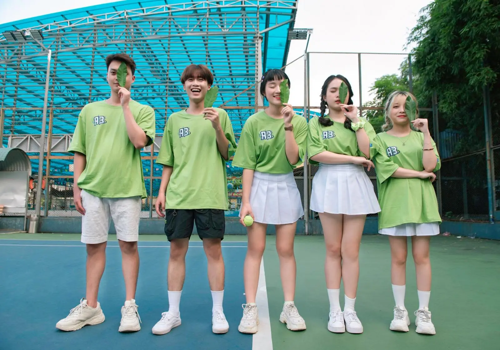 Áo thun lớp màu xanh lá