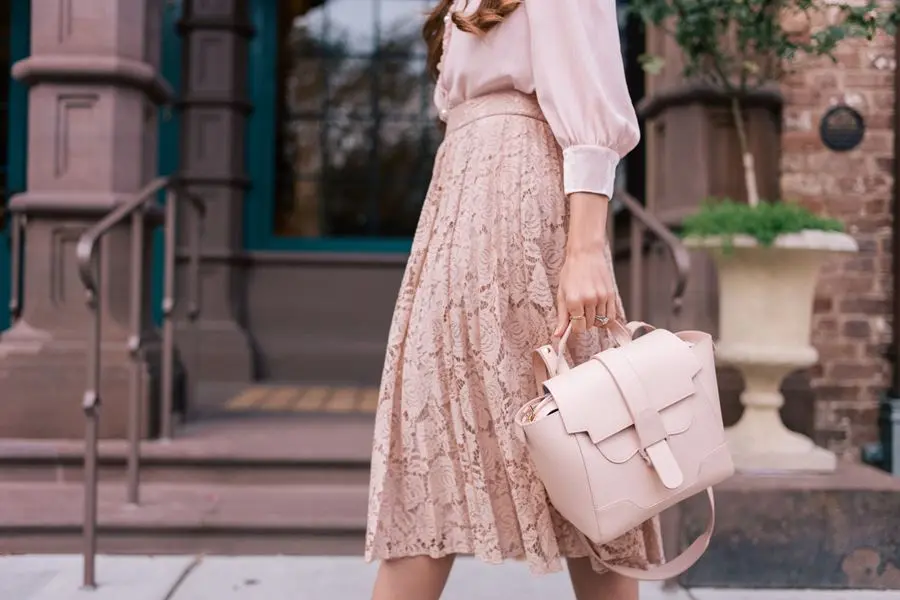 Phối đầm đồng phục với túi xách