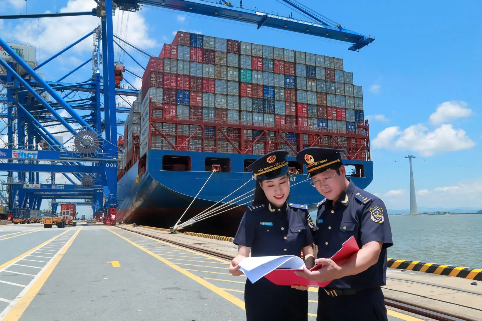 Đội mũ đúng quy cách đề cập trong bộ quy định 