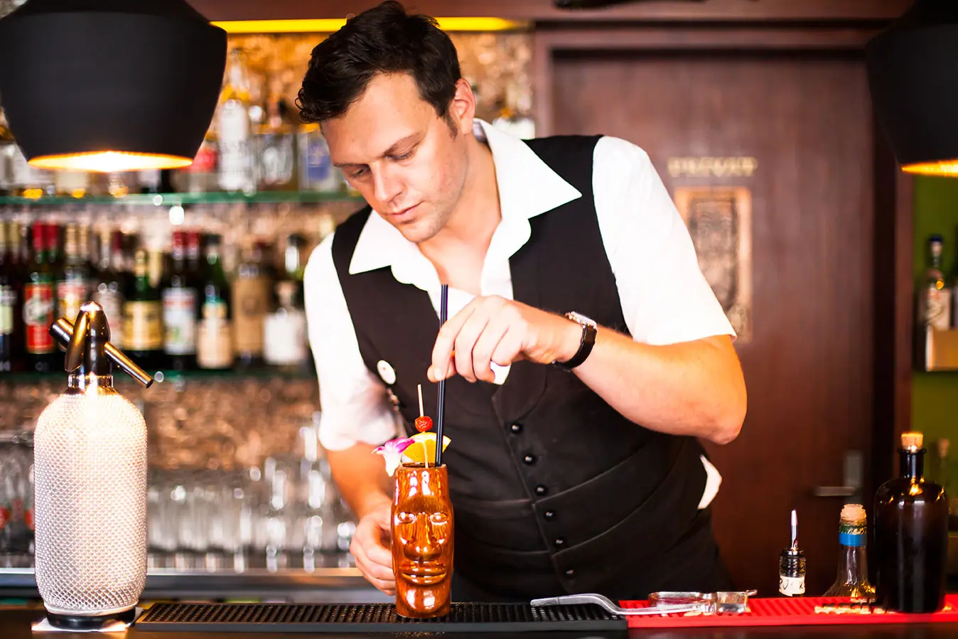 Phối áo vest với sơ mi và quần âu