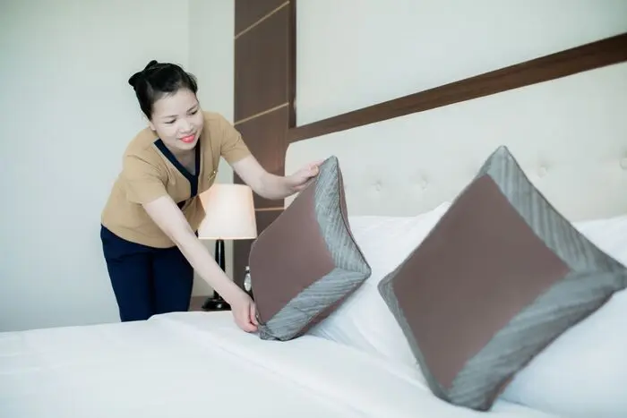đồng phục buồng phòng màu sắc nhẹ nhàng
