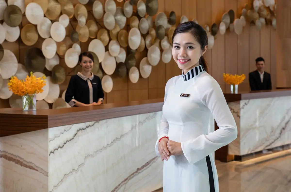 đồng phục lễ tân khách sạn 5 sao