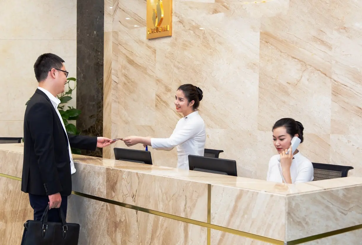 mẫu đồng phục lễ tân khách sạn