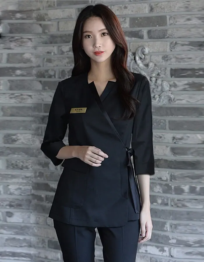 Đồng phục spa màu đen phối cùng quần dài ống suông