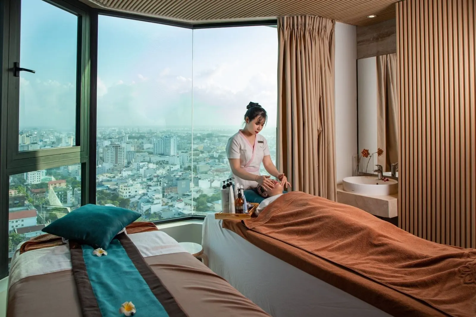 Gợi ý mẫu đồng phục đẹp, tinh tế dành cho nhân viên spa khách sạn