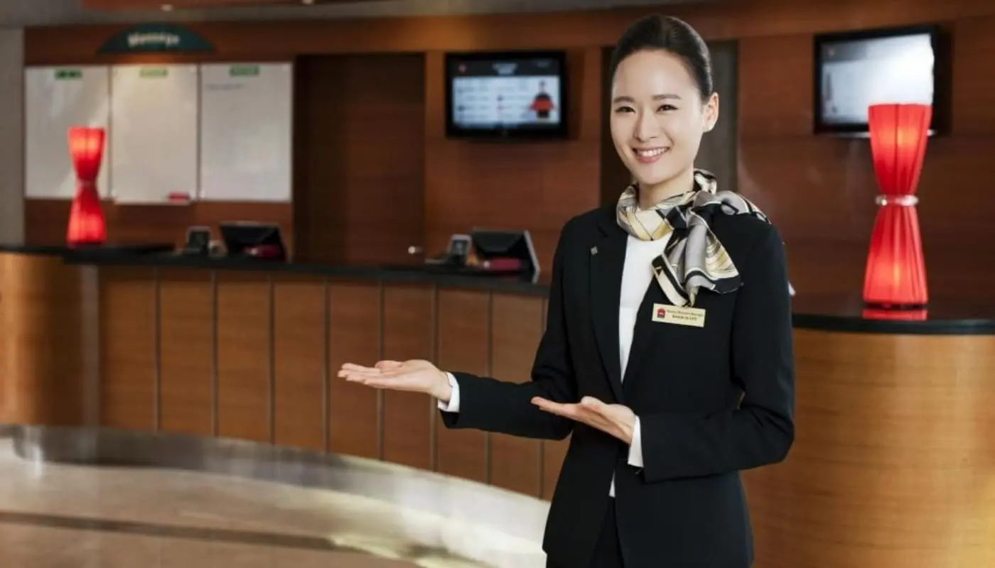 Mẫu đồng phục đẹp dành riêng cho nhân viên lễ tân của khách sạn