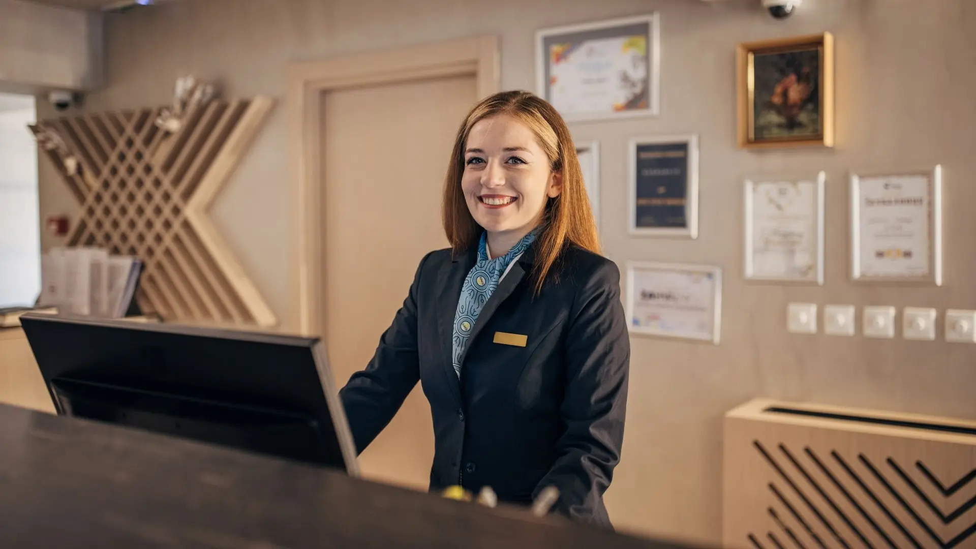 Nên chọn lựa phong cách thiết kế đồng phục phù hợp với từng vị trí 